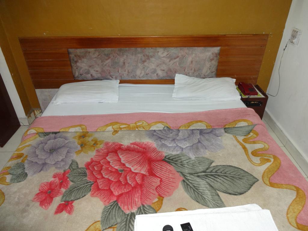 Hotel Elegant International Új-Delhi Kültér fotó
